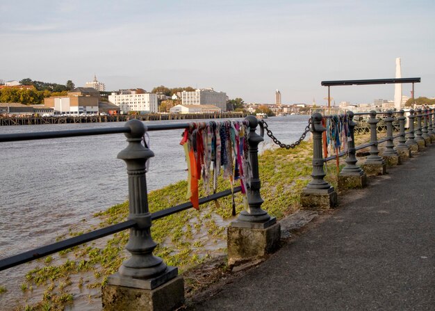 Ponte sul fiume contro gli edifici in città