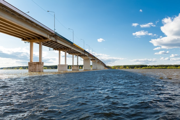 Ponte sul fiume contro il cielo blu