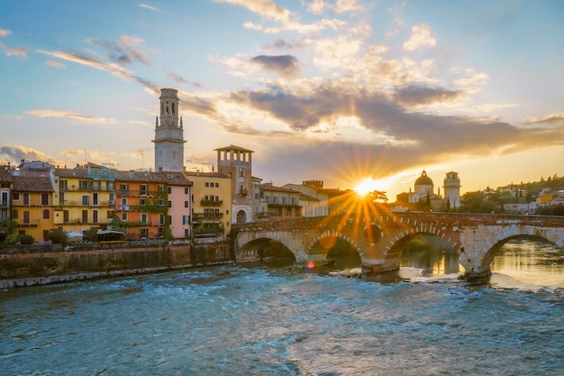 Ponte sul fiume contro il cielo durante il tramonto