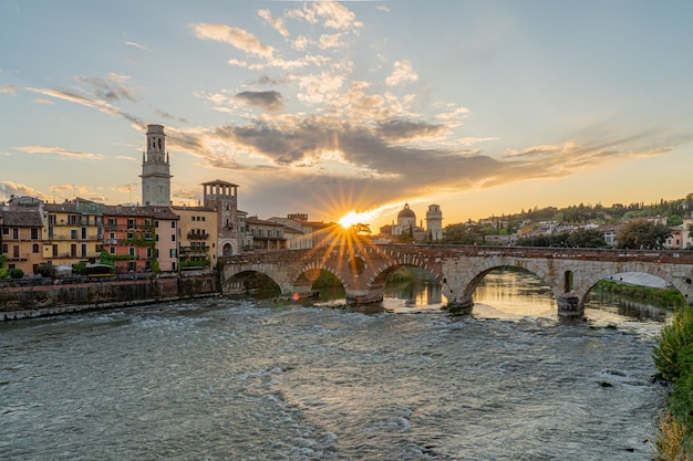 Ponte sul fiume contro il cielo durante il tramonto