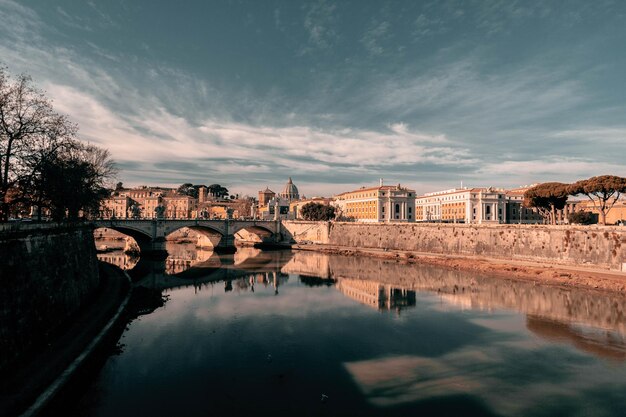 Ponte sul fiume contro il cielo in città