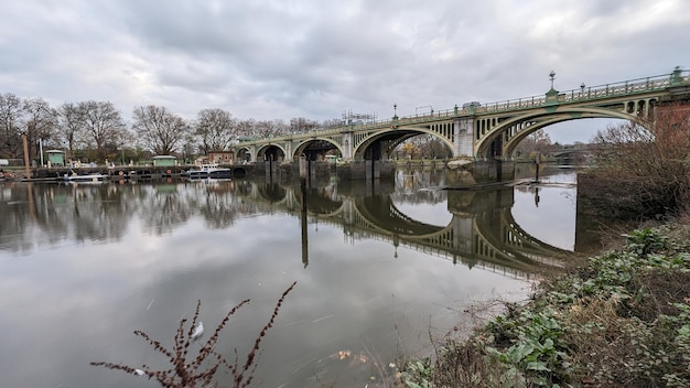 Ponte sul fiume contro il cielo