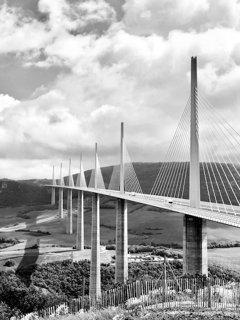 Ponte sul fiume contro il cielo