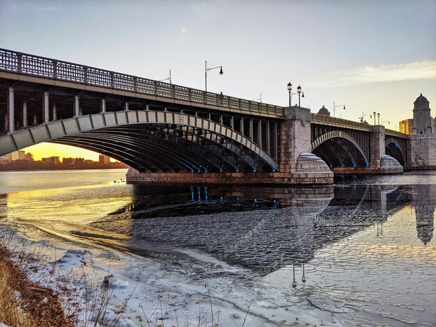 Ponte sul fiume contro il cielo