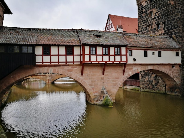 Ponte sul fiume contro il cielo