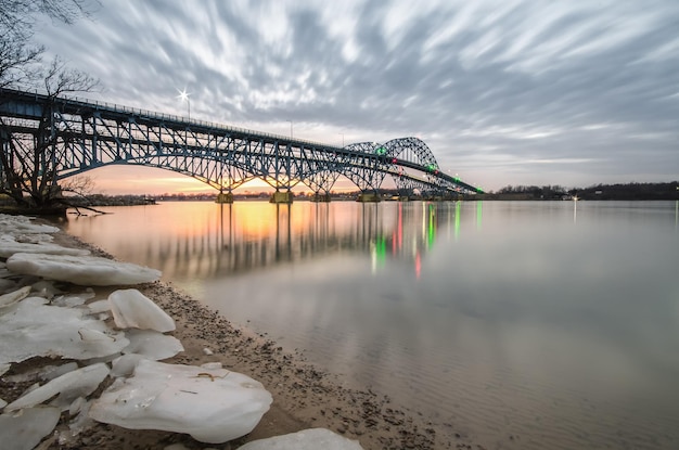 Ponte sul fiume contro il cielo