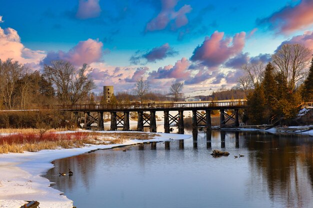 Ponte sul fiume contro il cielo