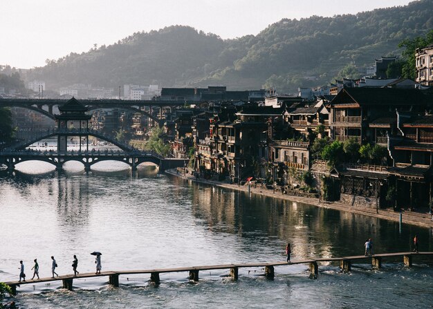 Ponte sul fiume contro il cielo