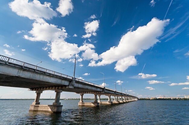 Ponte sul fiume Dnepr in Uraine