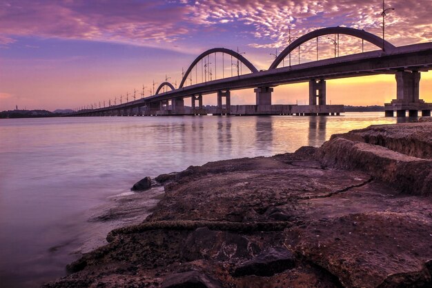 Ponte sul fiume durante il tramonto