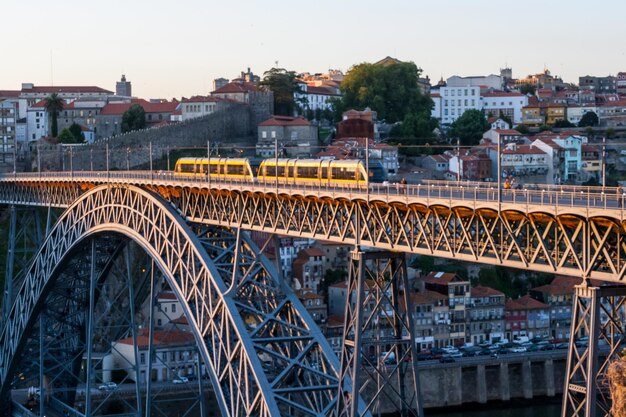 Ponte sul fiume in città contro il cielo