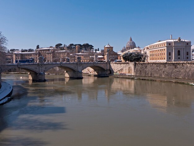 Ponte sul fiume in città contro un cielo limpido