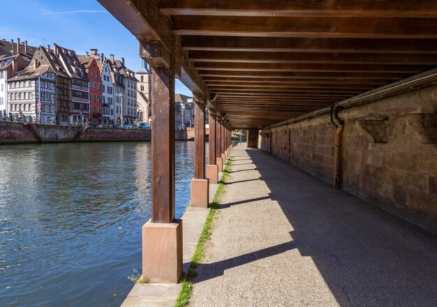 Ponte sul fiume in città