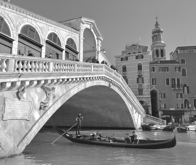 Ponte sul fiume in città