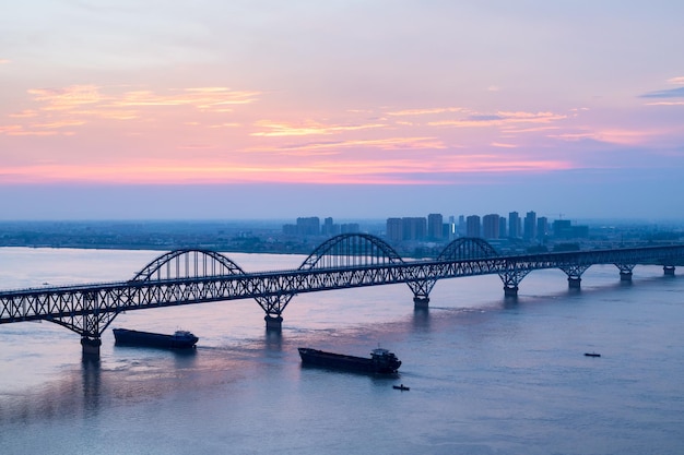 Ponte sul fiume Jiujiang yangtze con bagliore di tramonto Cina