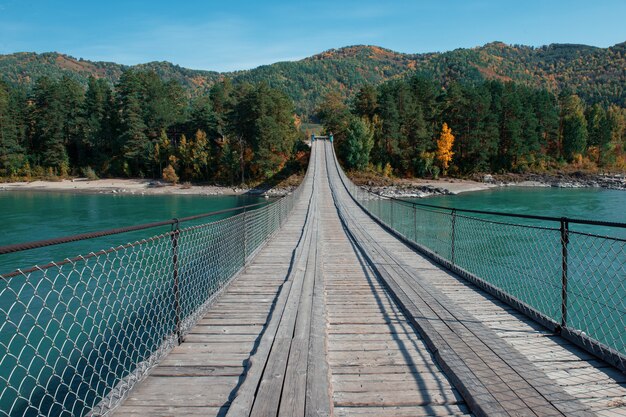 Ponte sul fiume Katun, Repubblica dell'Altaj, Russia, giornata di sole autunnale