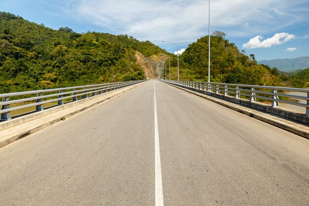 Ponte sul fiume Mekong