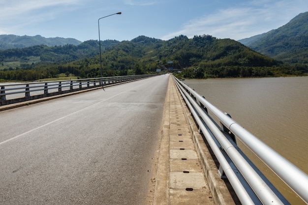 Ponte sul fiume Mekong