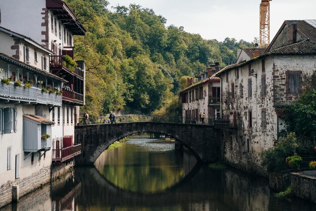 Ponte sul fiume Nive a Saint Jean Pied de Port, Pays Basque, Francia. Foto di alta qualità