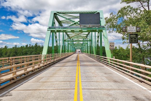 Ponte sul fiume Saint Lawrence che attraversa dalle isole dell'Ontario Canada agli Stati Uniti di New York