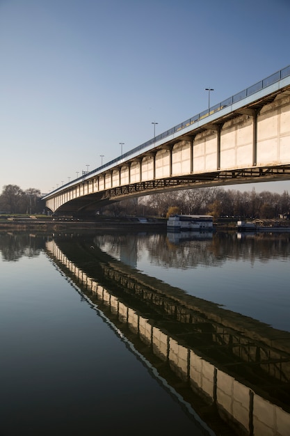 Ponte sul fiume