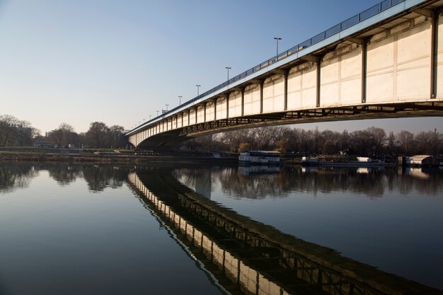 Ponte sul fiume