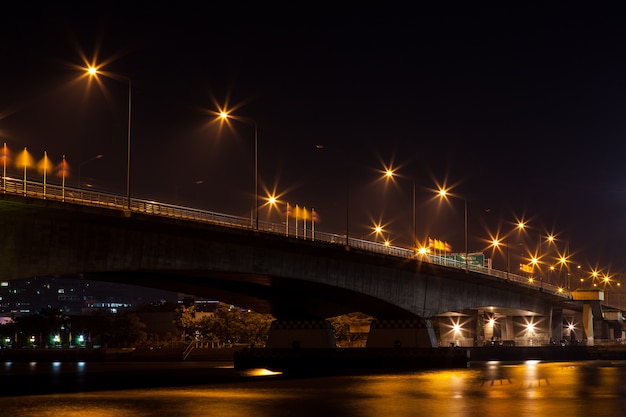 Ponte sul fiume.