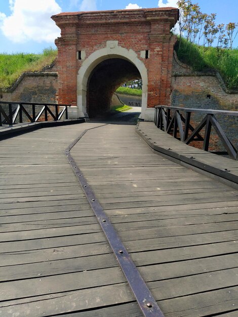 Ponte sul fossato nella fortezza di Petrovaradin Petrovaradin Novi Sad Serbia Fortificazioni in legno Colline fortificazioni ricoperte di vegetazione Complesso museale di strutture difensive