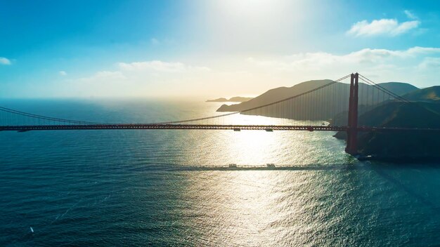 Ponte sul mare contro il cielo