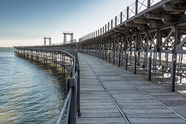 Ponte sul mare in legno e ferro