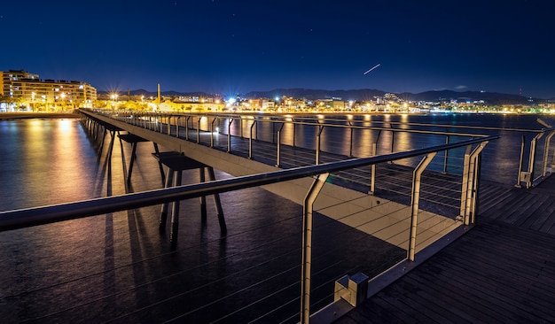 Ponte sulla spiaggia di notte