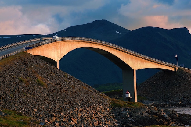 Ponte sulla strada contro il cielo