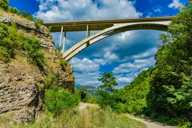 Ponte sulla strada Kladovo-Golubac sulla gola del fiume Boljetin nella Serbia orientale, costruito nel 1986