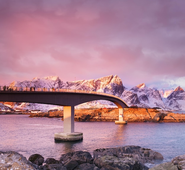 Ponte sulle isole Lofoten in Norvegia Bellissimo paesaggio naturale durante l'alba Norwayimage