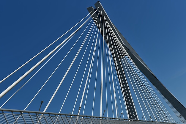 Ponte sullo sfondo del cielo blu