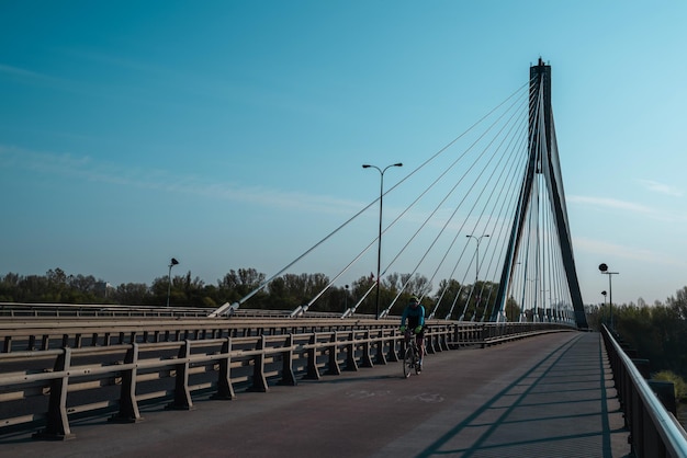 Ponte Swietokrzyski sulla pista ciclabile del fiume Vistola