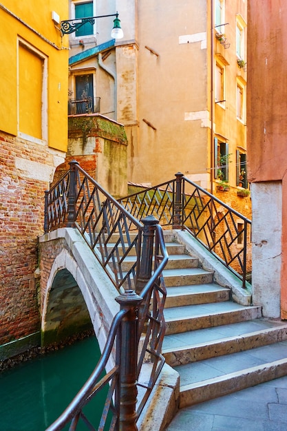 Ponte Torto - piccolo ponte su un canale a Venezia, Italia