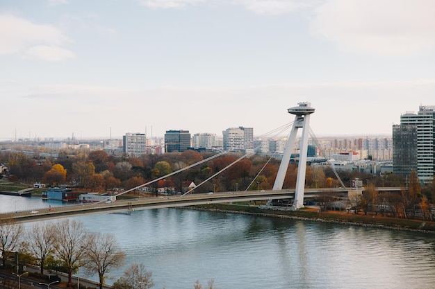 Ponte Ufo sul Danubio a Bratislava Slovacchia Vista dal castello di Bratislava