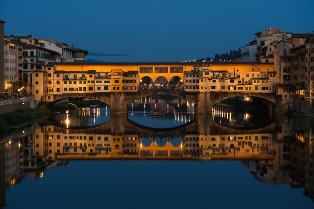 Ponte Vecchio a Firenze di notte in Italia