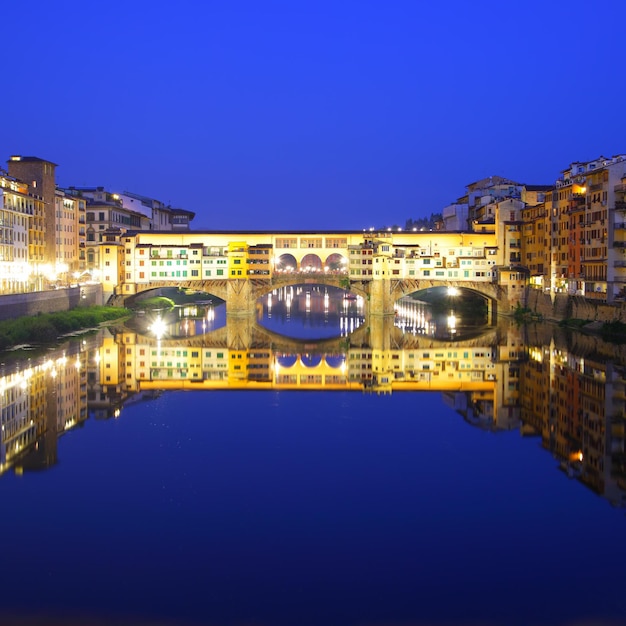 Ponte Vecchio a Firenze di notte, Italia