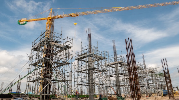 Ponteggi e gru a torre in cantiere