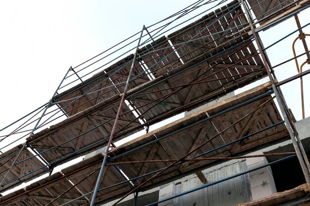 Ponteggio durante la costruzione di un edificio a più piani