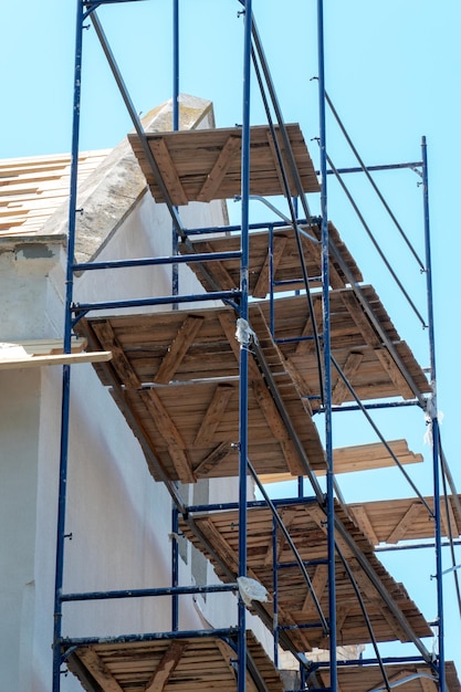 Ponteggio in profilato metallico e decking in legno lungo l'edificio durante la ristrutturazione Restauro di un vecchio edificio nel centro storico della città Ripristino del tetto e della facciata