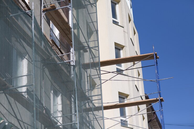 Ponteggio sulla costruzione di una casa in città.