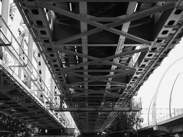 Ponti ferroviari vista dal basso foto in bianco e nero