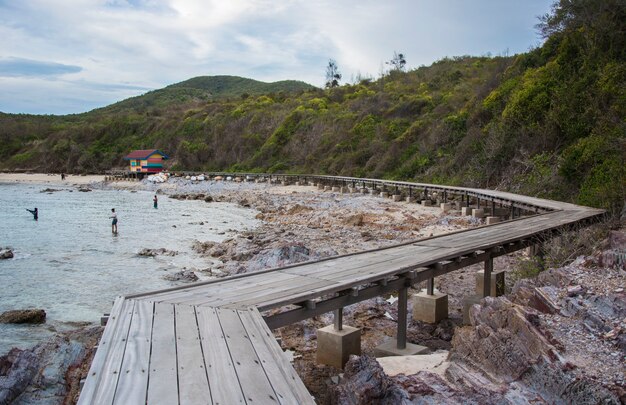 Ponticello di legno per l&#39;entrata la bella isola a Koh Samed Rayoug Province Thailand.