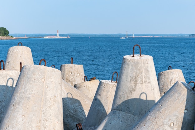 Pontile con torri e boe in bella vista sul mare