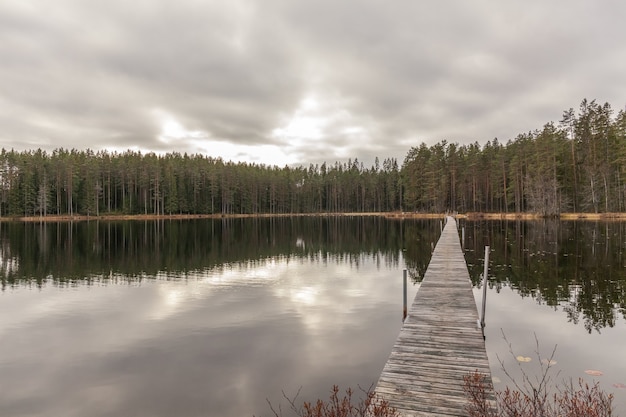 Pontile in legno che conduce alla sponda opposta