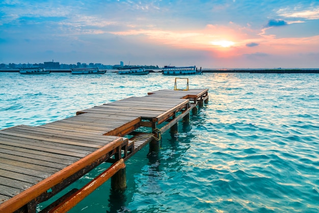 Pontile in legno con sfondo tramonto