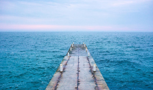 pontone di cemento nel mare